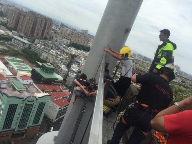 台南女子欲從24樓跳下輕生 警消驚險救援成功 | 華視新聞