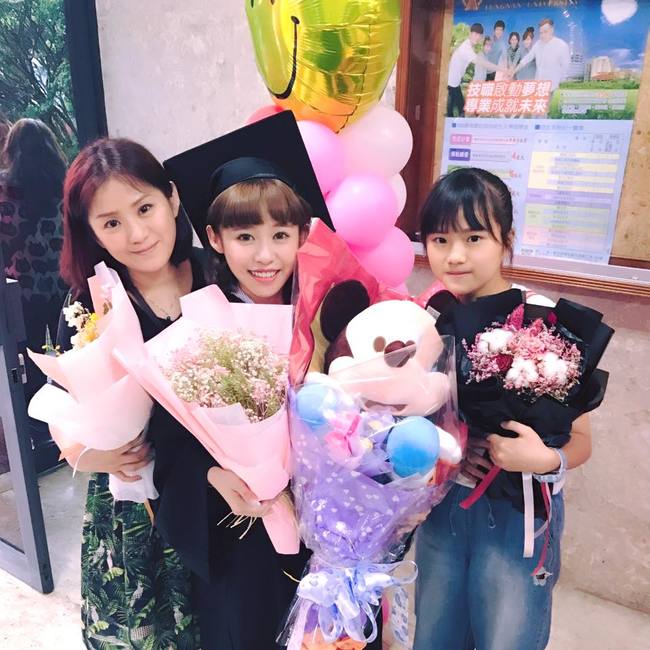 中學生女神畢業 紀卜心收到這禮物"跟她一樣高" | 華視新聞