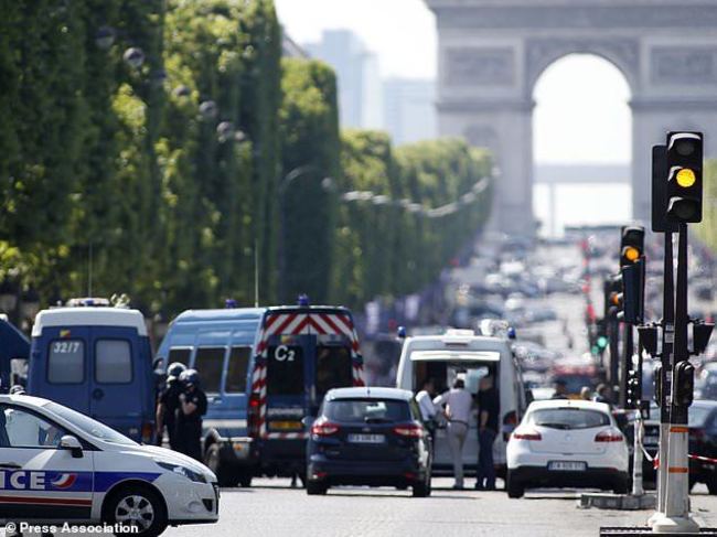 巴黎香榭麗舍大道 男開車撞警車起火身亡 | 華視新聞