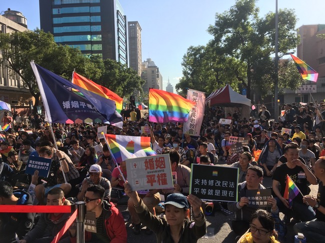 內政部宣布:7/3日同性婚註記上路! | 華視新聞