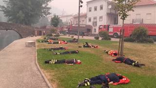 葡萄牙森林大火 消防人員累癱趴草地休息