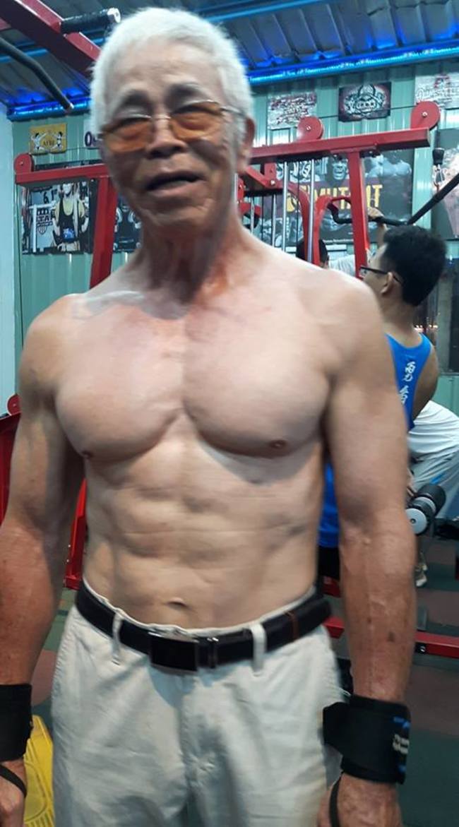 【影】史上最強阿伯! 72歲滿身肌 站立滾輪輕鬆做 | 華視新聞