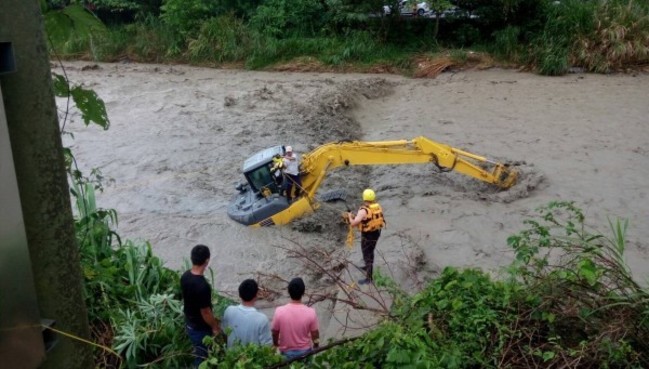 驚險! 溪水暴漲挖土機工人受困救援成功 | 華視新聞