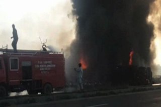 巴基斯坦油罐車翻覆起火 逾120人被燒死
