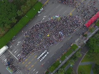 抗議亞泥 民團排台灣形狀要政府"看見台灣"