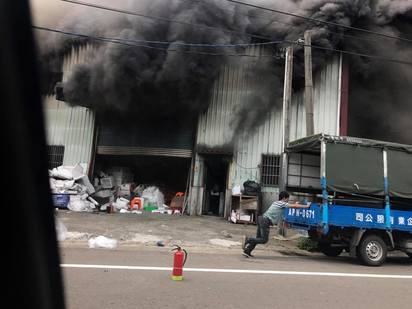 桃園平鎮鐵皮工廠大火 濃煙直竄無人傷 | 平鎮火警。