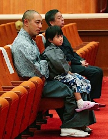 美女主播罹癌過世 小孩這個舉動超催淚... | 市川海老藏的4歲兒子將加入演出，由於有吊鋼絲橋段，所以舉辦了祈求平安的儀式。（翻攝自網路）