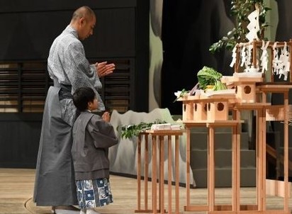 美女主播罹癌過世 小孩這個舉動超催淚... | 市川海老藏的4歲兒子將加入演出，由於有吊鋼絲橋段，所以舉辦了祈求平安的儀式。（翻攝自網路）