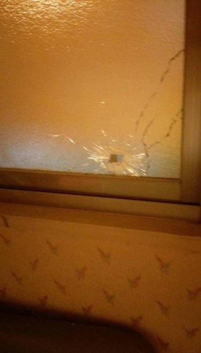 【圖】新店摩鐵警匪槍戰 流彈射中「嘿咻完事情侶」 | 房間的窗戶遭射穿一個洞。翻攝畫面