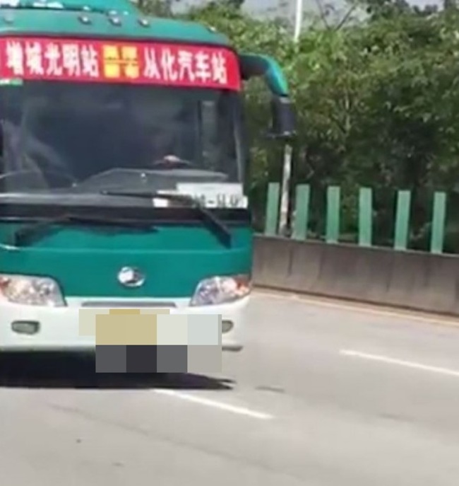 9歲男童偷開巴士上路 民眾嚇壞報警 | 華視新聞