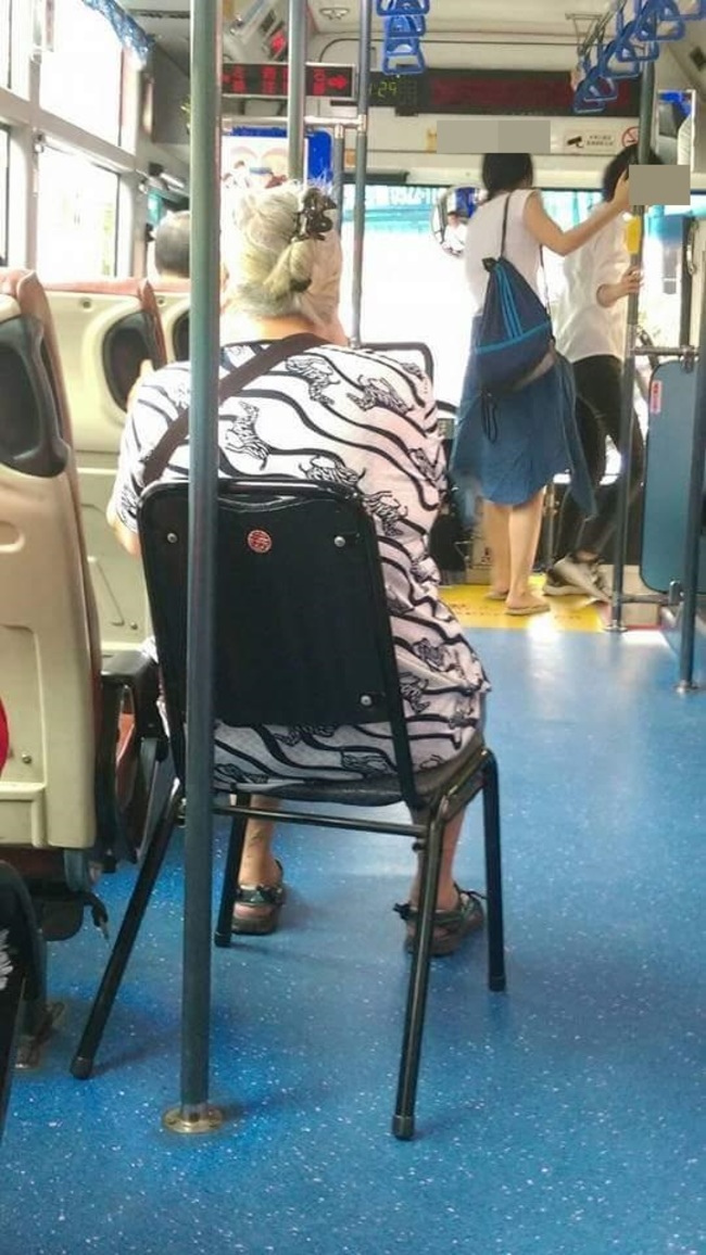 搭公車自帶椅子 阿嬤超狂旁人捏冷汗 | 華視新聞