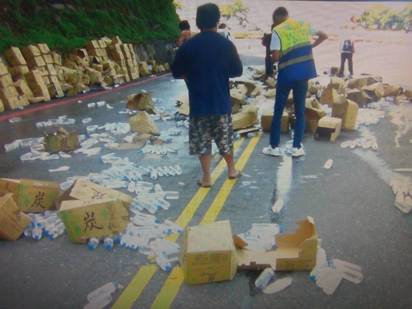 【影】離心力過大?! 曳引車礦泉水掉落蘇花公路 | 警察到場處理。