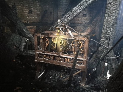 燒毀! 波蘭760年教堂遇祝融 鐘樓全毀 | 鐘的內部。