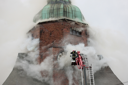 燒毀! 波蘭760年教堂遇祝融 鐘樓全毀 | 消防隊員搶救。