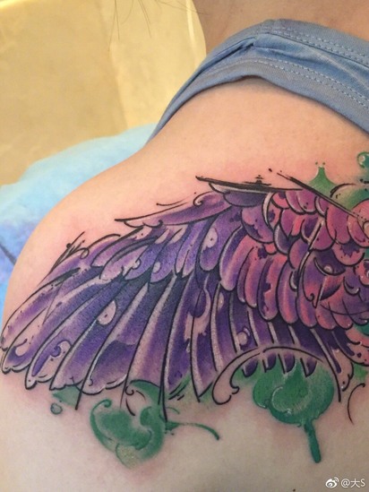 "我的內心是自由的" 大S秀紫色翅膀刺青 | 翅膀變紫色。