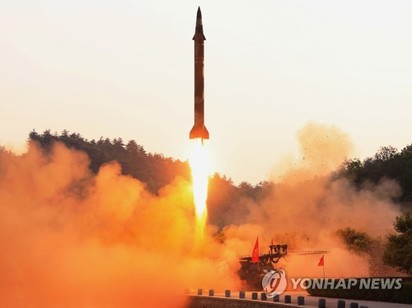 北韓:成功發射火星14號飛彈 飛行約40分鐘 | 發射飛彈。