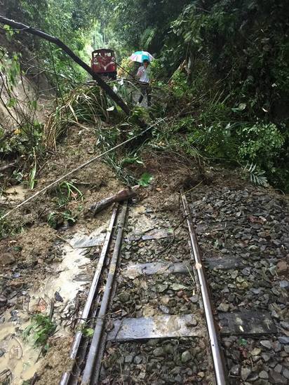 阿里山森鐵土石坍方 17:55搶通明正常行駛 | 鐵道無法通行。