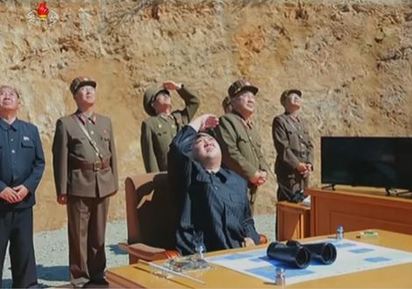 北韓成功發射飛彈而非衛星 美國證實並譴責 | 今正恩仰頭觀看飛彈升空。翻攝自路透。