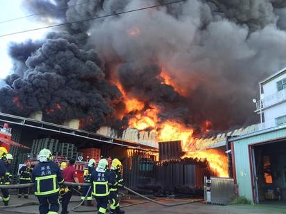 【影】濃煙直竄火超大 萬丹塑膠棧板工廠全燒毀 | 消防隊出動20車55人前往搶救。