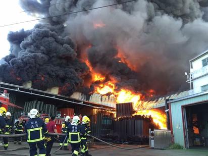 【影】濃煙直竄火超大 萬丹塑膠棧板工廠全燒毀 | 火勢在上午8點14分受到控制。