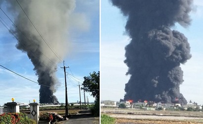 【影】濃煙直竄火超大 萬丹塑膠棧板工廠全燒毀 | 濃煙直竄。