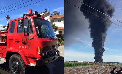 【影】濃煙直竄火超大 萬丹塑膠棧板工廠全燒毀 | 20輛消防車前往救災。
