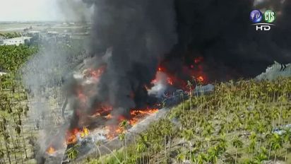 【影】萬丹塑膠廠大火 衛星影像也拍到濃煙 | 由上往下看，火勢相當猛烈。