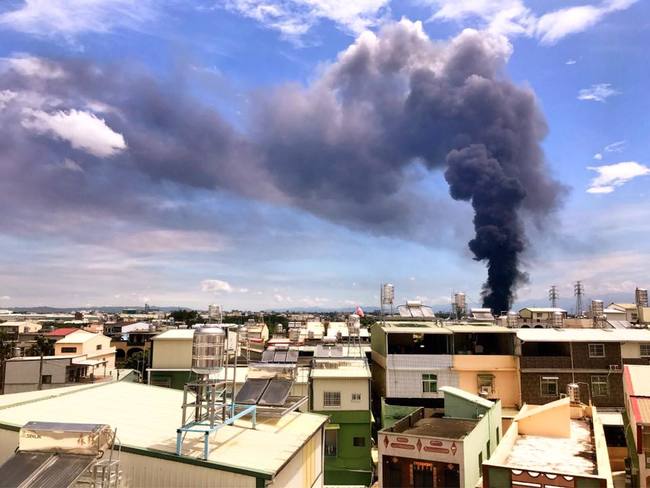 【影】濃煙直竄火超大 萬丹塑膠棧板工廠全燒毀 | 華視新聞