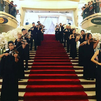 俄羅斯3億浮誇婚禮 婚禮歌手是Lady Gaga【影】 | 迎賓處有小提琴伴奏。