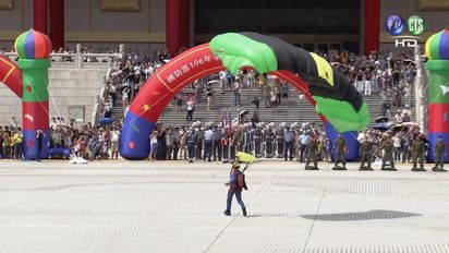 【影】高中職校儀隊競賽決賽 神龍小組跳傘揭幕 | 神龍小組成功落地。
