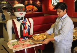 披薩餐廳引入這款"女服務生" 生意蒸蒸日上!