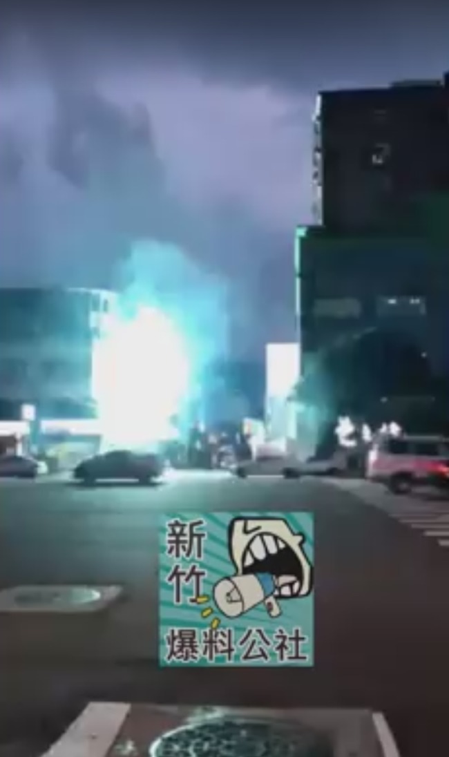 【影】竹北電桶爆炸起火 火光四射台電忙搶修 | 華視新聞