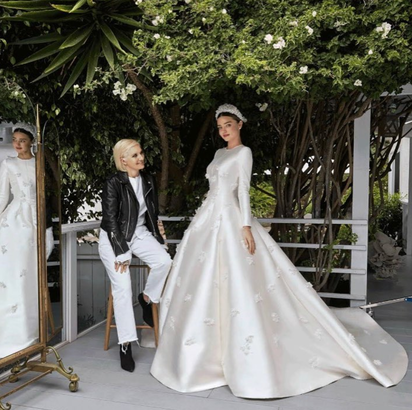米蘭達嫁CEO 皇室風格婚紗照首度曝光 | 米蘭達與Dior創意總監Maria Grazia Chiuri。