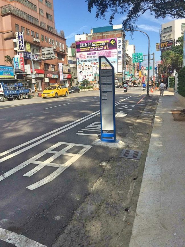 這個公車站牌站錯地方? 網友:祂在等公車！ | 華視新聞