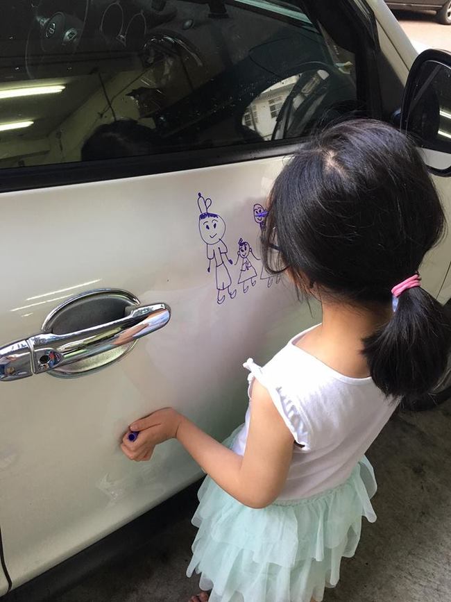 有洋蔥!女兒在白車上塗鴉 父親險淚崩 | 華視新聞