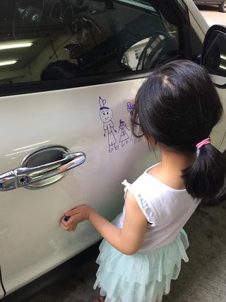 有洋蔥!女兒在白車上塗鴉 父親險淚崩