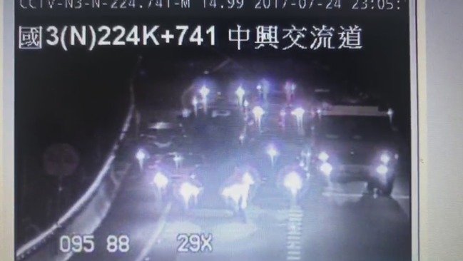 國道自小客翻覆車禍 駕駛竟攔車打傷3人 | 華視新聞