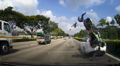 新加坡高速公路意外 重機失速撞上汽車 | (翻攝COCONUTS SINGAPORE)