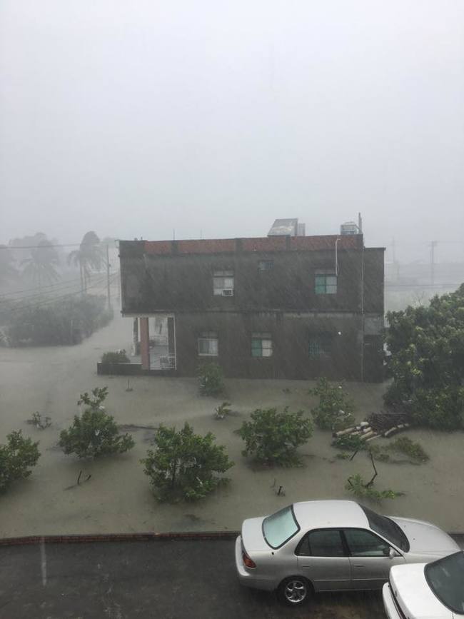 林邊淹大水 變電所線路遭雷擊2萬多戶停電! | 華視新聞