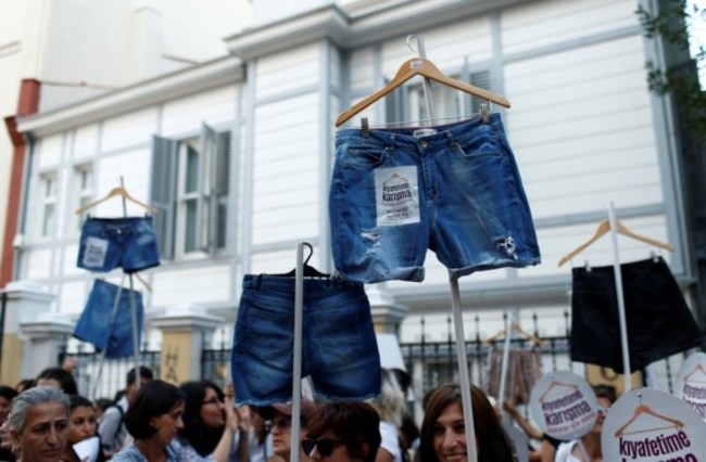 "別管我穿什麼!" 土國女性揮舞短褲抗議 | 華視新聞