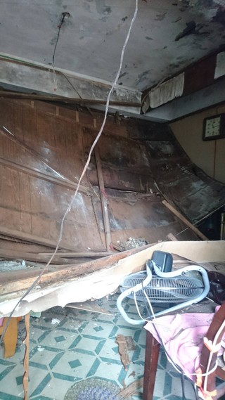 汐止民宅15坪天花板塌下來! 老婦受困急搶救