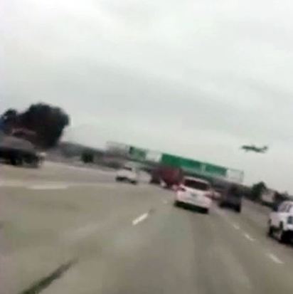 【影】小型飛機迫降高速公路 駕駛乘客奇蹟獲救 | (翻攝ABC)