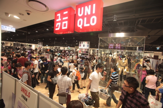 快時尚正夯! 美國Uniqlo首推「衣服」販賣機 | 華視新聞