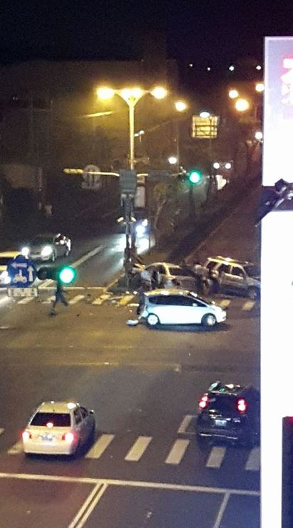 屏東萬丹重大車禍 3車追撞2人無生命跡象 | 3輛車子撞在一塊。