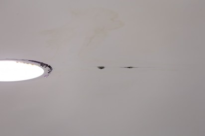 香港商場天花板滲腐蝕液體 6女2男受傷 | 天花板滲出腐蝕液體。