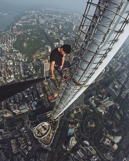 拿命開玩笑! 4男子爬89樓頂"玩自拍" | 圖片來源:charlie_7u The Picta