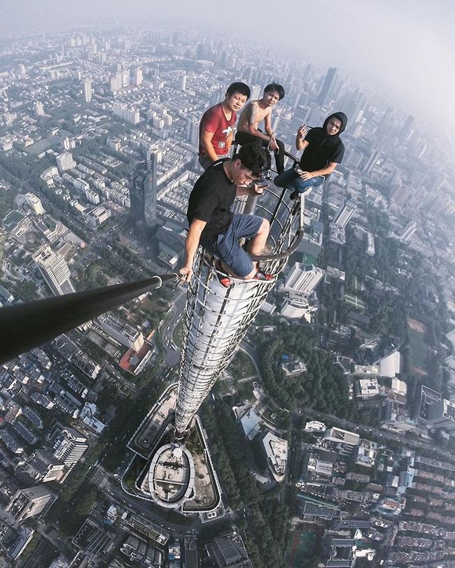 拿命開玩笑! 4男子爬89樓頂"玩自拍" | 華視新聞