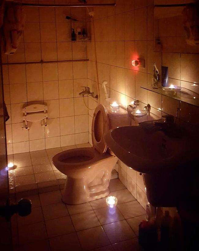 廁所燈壞"天才阿母"施法 秒變靈異現場? | 華視新聞