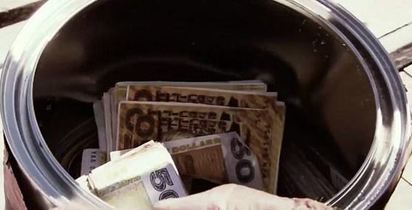 靠300元油漆翻身! 鈔票鋪好鋪滿全家 | 歐布萊恩獲得油漆罐裡滿滿鈔票。