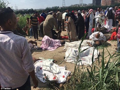 【影】埃及海港城市火車相撞 至少28死100傷 | (翻攝每日郵報)